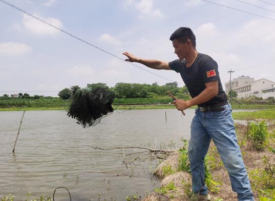 魚(yú)塘吸泥機(jī)巢湖：“單腳”硬漢踏上脫貧致富談(圖2)