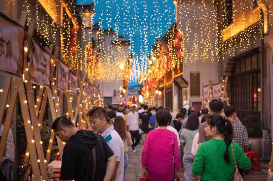 生机勃勃的新街区商铺林立(图片来源:安庆古城)