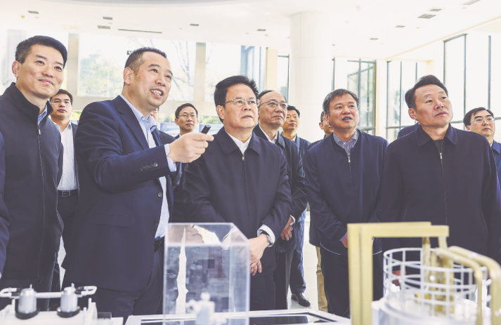 十一月十三日,省委书记郑栅洁在中国科学院合肥物质科学研究院调研.
