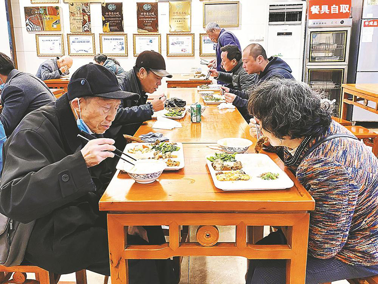 社区助餐如何让老年人吃上暖心饭