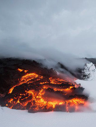 冰岛火山熔浆喷发 出现冰火相融景观