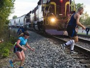 美国马拉松比赛上选手突遇火车