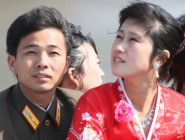 朝鲜新娘游览鸭绿江惊艳抢镜