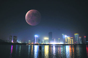 安徽合肥:一轮“红月”天上挂