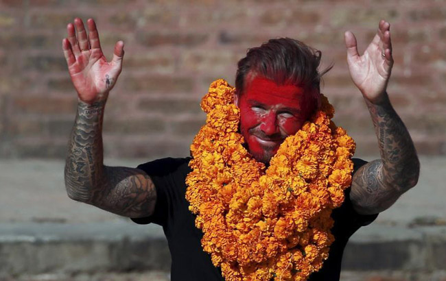 贝克汉姆造访尼泊尔做慈善 被涂大红脸