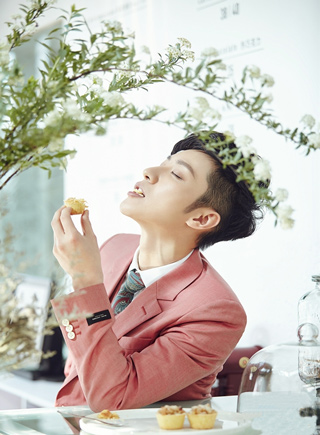 乔任梁写真展完美侧颜 与 闺蜜 陈乔恩再合作