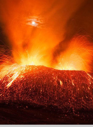 近距离拍摄喷发火山 岩浆汹涌如地狱一般