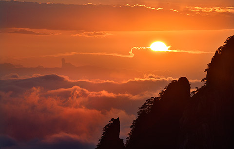 安徽黄山：秋日云海披霞光