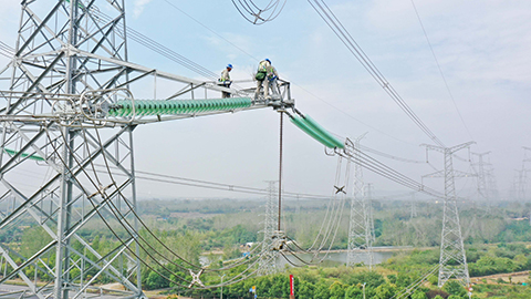 安徽滁州：高空 “体检”保供电